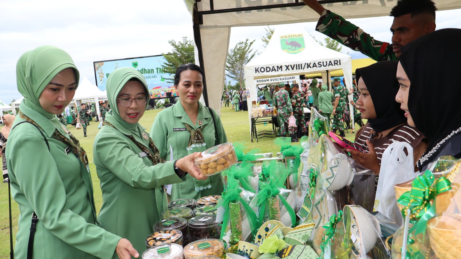 Ibu-ibu Persit KCK tinjau produk di Bazar Ramadan TNI Kodam XVIII Kasuari. - thewasesanews.com