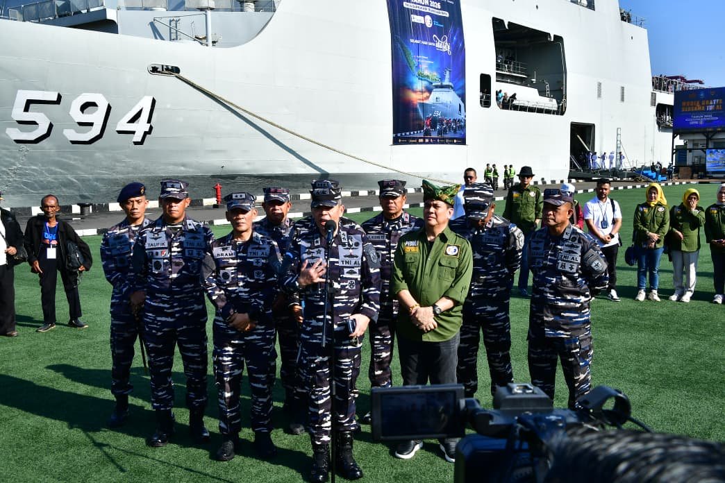 Laksda TNI Yayan Sofiyan mewakili Kasal memberikan pernyataan mengenai Mudik Gratis TNI AL 2026. - thewasesanews.com