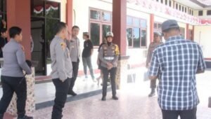 Kapolres Halteng AKBP Fiat Dedawanto melepas keberangkatan warga Program Balik Gratis Presisi 2026. - thewasesanews.com