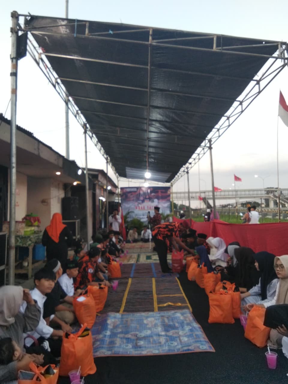 Suasana khidmat rangkaian acara spiritual Pemuda Pancasila Pangkalan Jati Baru di bawah tenda. - thewasesanews.com