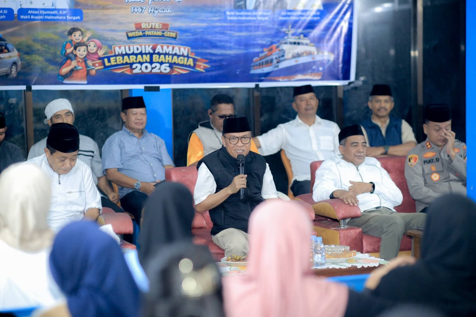 Bupati Ikram Malan Sangadji memberikan sambutan pada pelepasan Mudik Gratis Halmahera Tengah. - thewasesanews.com