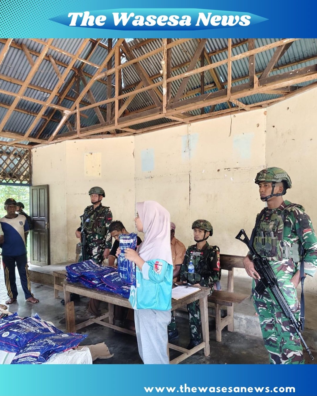 Personel Satgas Pamtas Yonif 123/Rajawali bersama petugas Puskesmas membagikan kelambu anti nyamuk kepada warga di perbatasan Papua. - thewasesanews.com