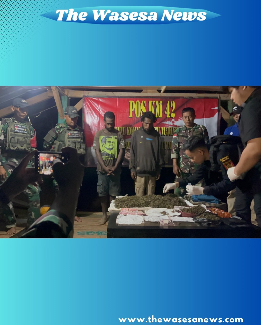 Personel Satgas Yonif 403/WP menunjukkan barang bukti 4 paket ganja kering hasil tangkapan di perbatasan RI-PNG. thewasesanews.com