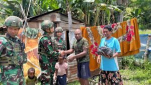 Aksi nyata Satgas Yonif 521/DY Papua. - thewasesaness.com