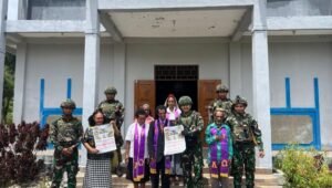 Satgas Yonif 521/DY Komsos humanis di Gereja GKI Yoska Yudea Benawa Papua. - thewasesanews.com