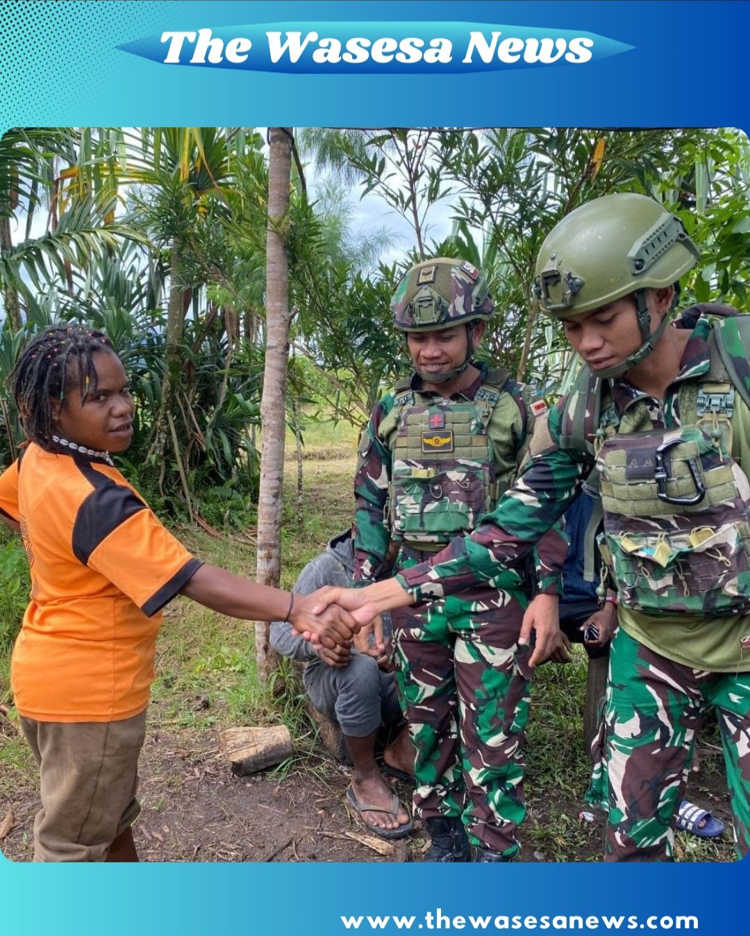 Prajurit Satgas Yonif 521/DY berjabat tangan dengan warga Elelim saat pelayanan kesehatan. - thewasesanews.com