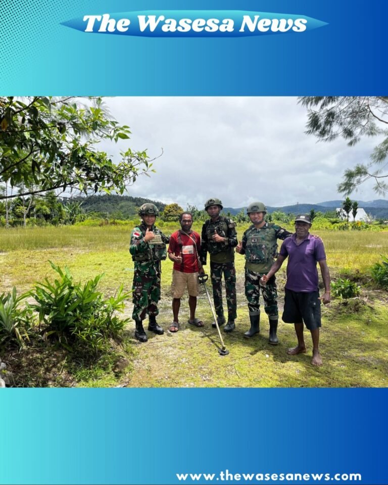 Personel Satgas Yonif 521/DY bersama warga Distrik Elelim Kabupaten Yalimo bergotong royong membersihkan lingkungan pemukiman. - thewasesanews.com