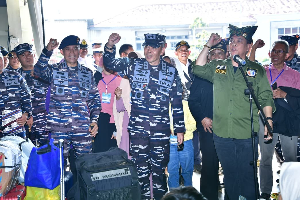 Laksda TNI Yayan Sofiyan bersama jajaran Pemprov Babel memberikan semangat pada pemudik gratis TNI AL. - thewasesanews.com