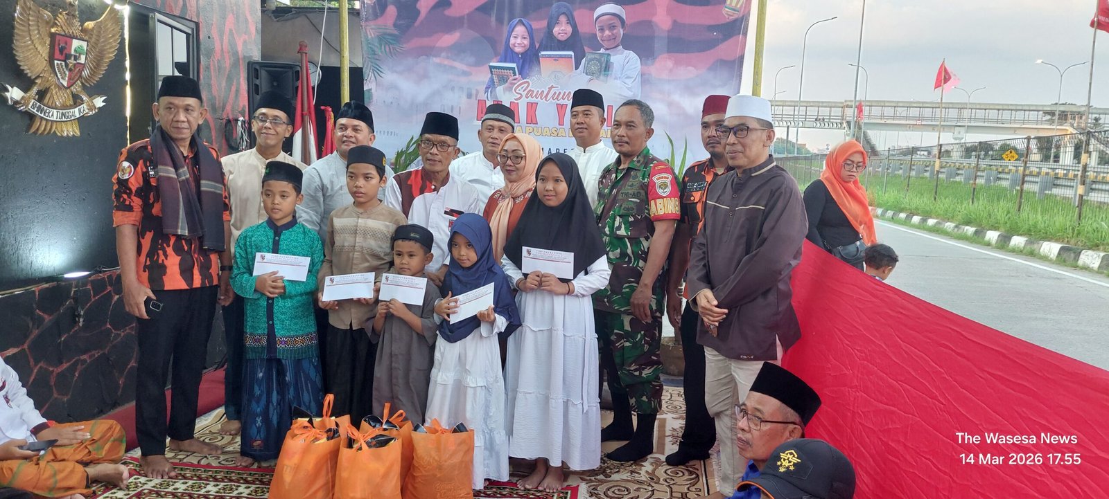 Ketua Mursalim Oyop Pemuda Pancasila Pangkalan Jati Baru foto bersama anak yatim. - thewasesanews.com