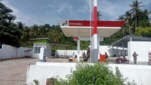 Praktik pengisian BBM manual menggunakan corong di fasilitas berlogo Pertamina di Desa Sama Kepulauan Sula. - thewasesanews.com