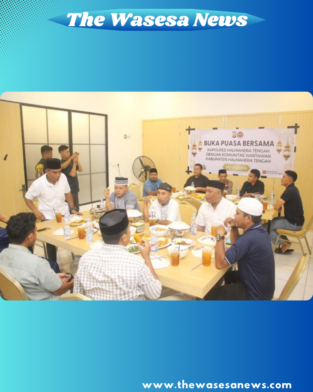 Kapolres Halmahera Tengah AKBP Fiat Dedawanto bersama Wakapolres dan wartawan menikmati hidangan buka puasa bersama di Weda - thewasesanews.com