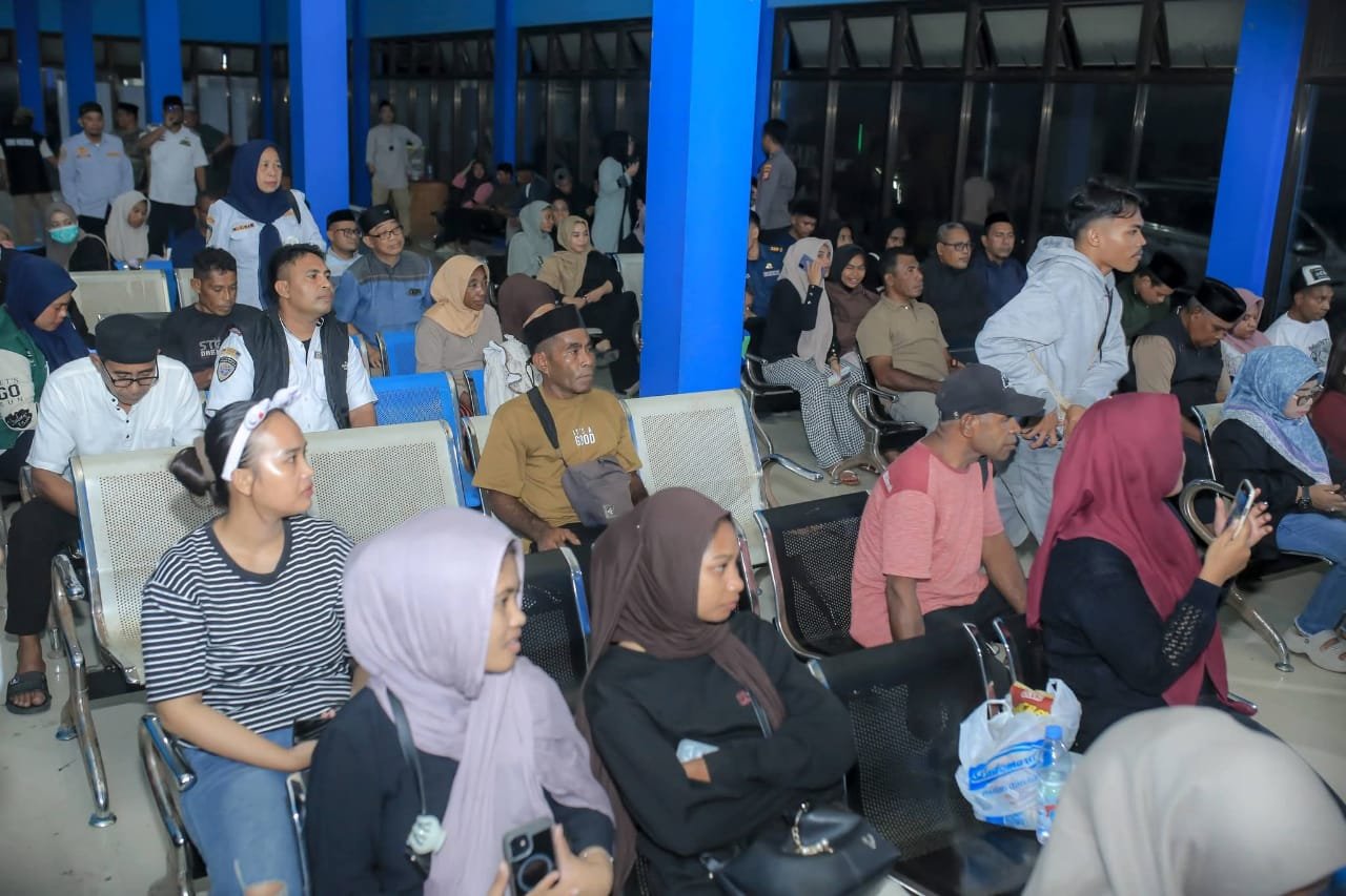 Mahasiswa dan warga Halmahera Tengah memadati ruang tunggu Pelabuhan Weda untuk mudik gratis. - thewasesanews.com