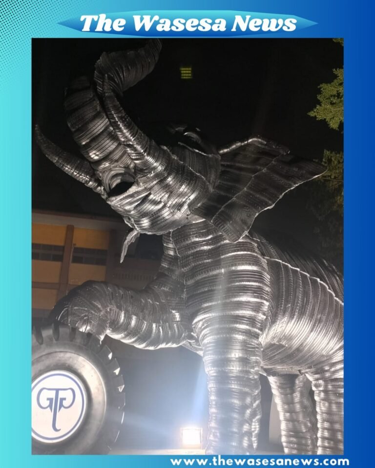 Ikon patung gajah dari ban bekas yang menjadi daya tarik utama di Taman Gajah Kota Tangerang. - thewasesanews.com