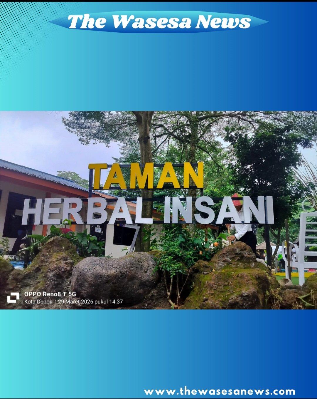 Suasana pengunjung keluarga menikmati wahana edukasi tanaman obat di Taman Herbal Insani Depok. - thewasesanews.com