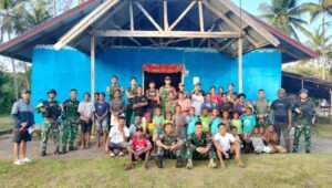 Personel Satgas Yonif 123/Rajawali bersama warga Distrik Passue Kabupaten Mappi saat lomba tarik tambang menyambut Paskah. - thewasesanews.com