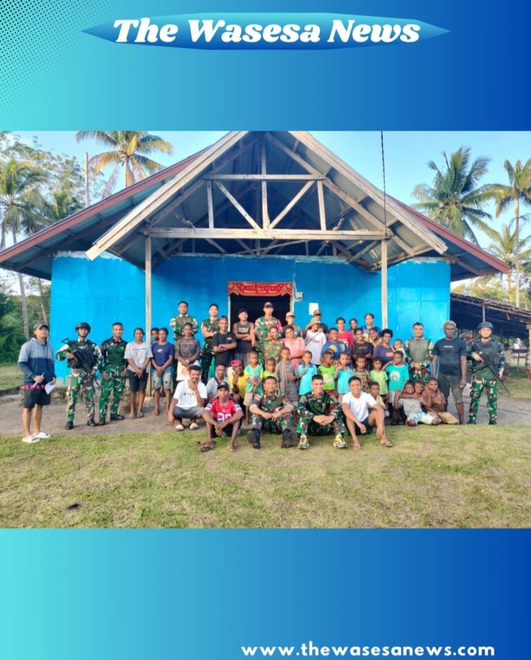 Personel Satgas Yonif 123/Rajawali bersama warga Distrik Passue Kabupaten Mappi saat lomba tarik tambang menyambut Paskah. - thewasesanews.com