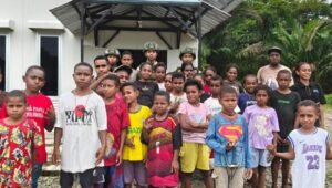 Personel Satgas Yonif 521/DY bersama jemaat membersihkan Gereja GKI Tigris Muaranawa. - thewasesanews.com