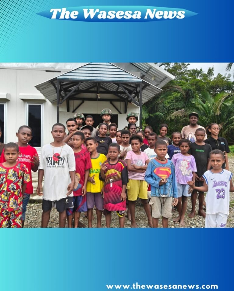 Personel Satgas Yonif 521/DY bersama jemaat membersihkan Gereja GKI Tigris Muaranawa. - thewasesanews.com