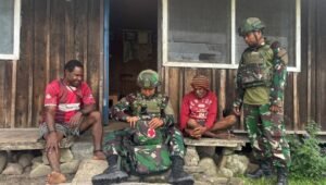 Prajurit Satgas Yonif 521/DY memberikan pelayanan kesehatan gratis kepada warga di pedalaman Distrik Apalapsili Kabupaten Yalimo. - thewasesanews.com
