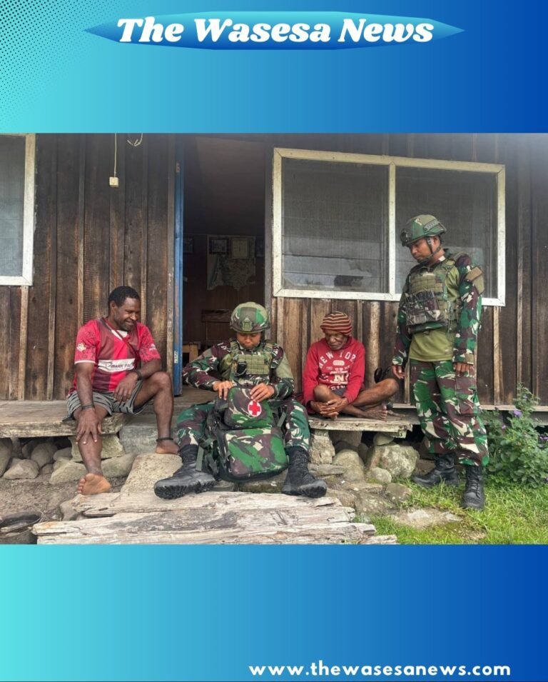 Prajurit Satgas Yonif 521/DY memberikan pelayanan kesehatan gratis kepada warga di pedalaman Distrik Apalapsili Kabupaten Yalimo. - thewasesanews.com