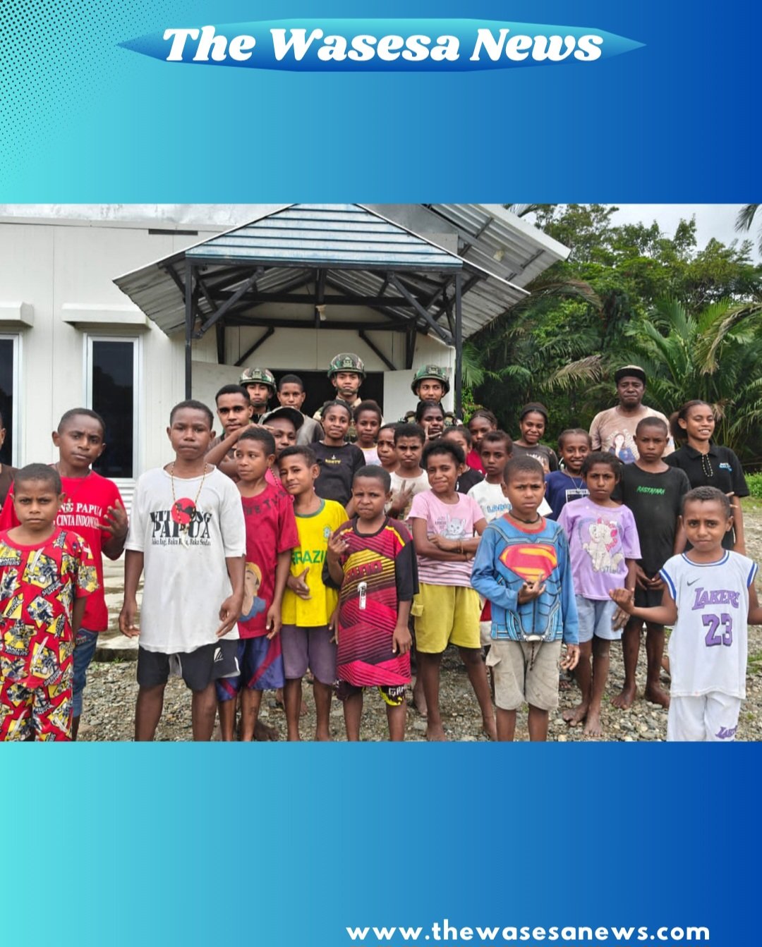 Personel Satgas Yonif 521/DY bersama jemaat membersihkan Gereja GKI Tigris Muaranawa. - thewasesanews.com