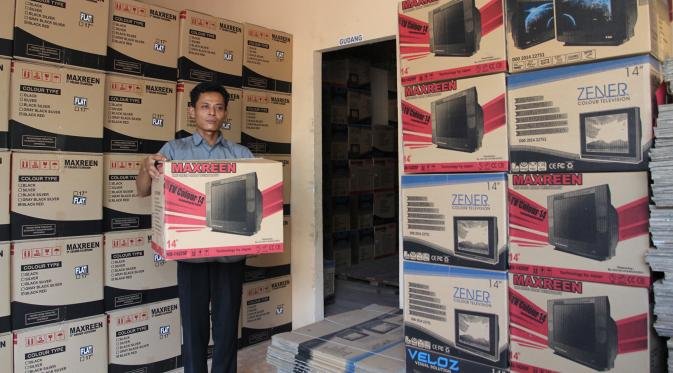 Muhammad Khusrin, seorang tukang servis TV yang memiliki keahlian luar biasa dalam merakit televisi murah menggunakan komponen monitor komputer bekas. - thewasesanews.com