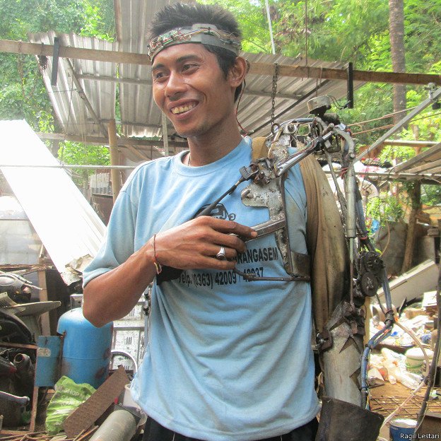 I Wayan Sumardana, seorang tukang las yang dikenal sebagai "manusia robot" dari Bali. - thewasesanews.com