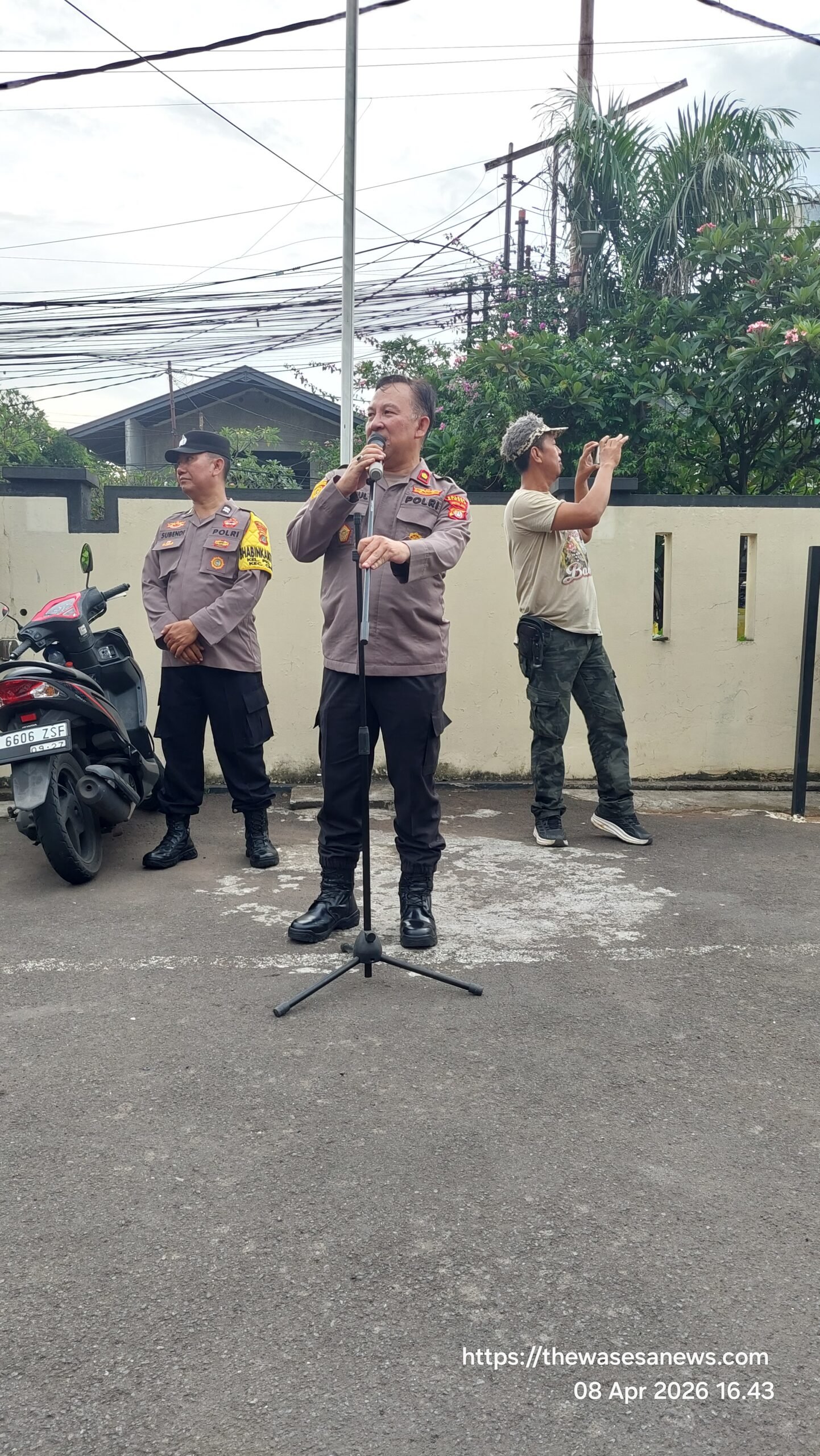 Potret profesional Kapolsek Cinere Kompol Chairul Saleh, S.Pd., M.H., saat memberikan arahan strategis dalam kegiatan Apel Sabuk Kamtibmas bersama potensi masyarakat di Mapolsek Cinere. - thewasesanews.com