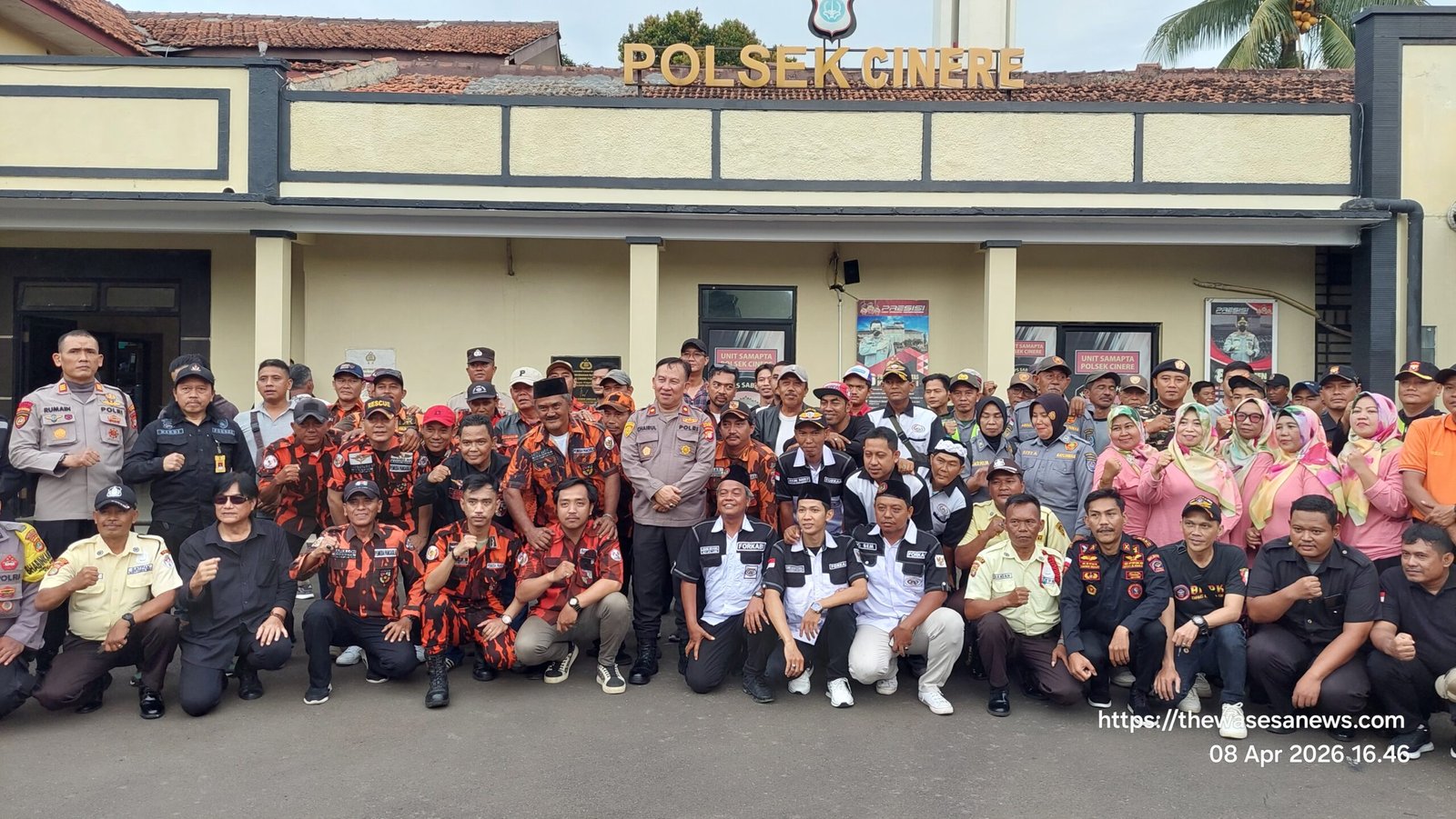 Sesi foto bersama dengan kapolsek seluruh undangan acara. - thewasesanews.com