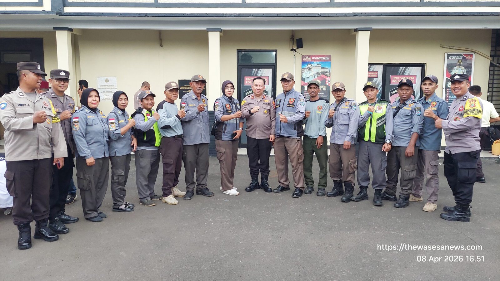Kapolsek sesi foto bersama dengan jajaran pokmas cinere. - thewasesaneas.com