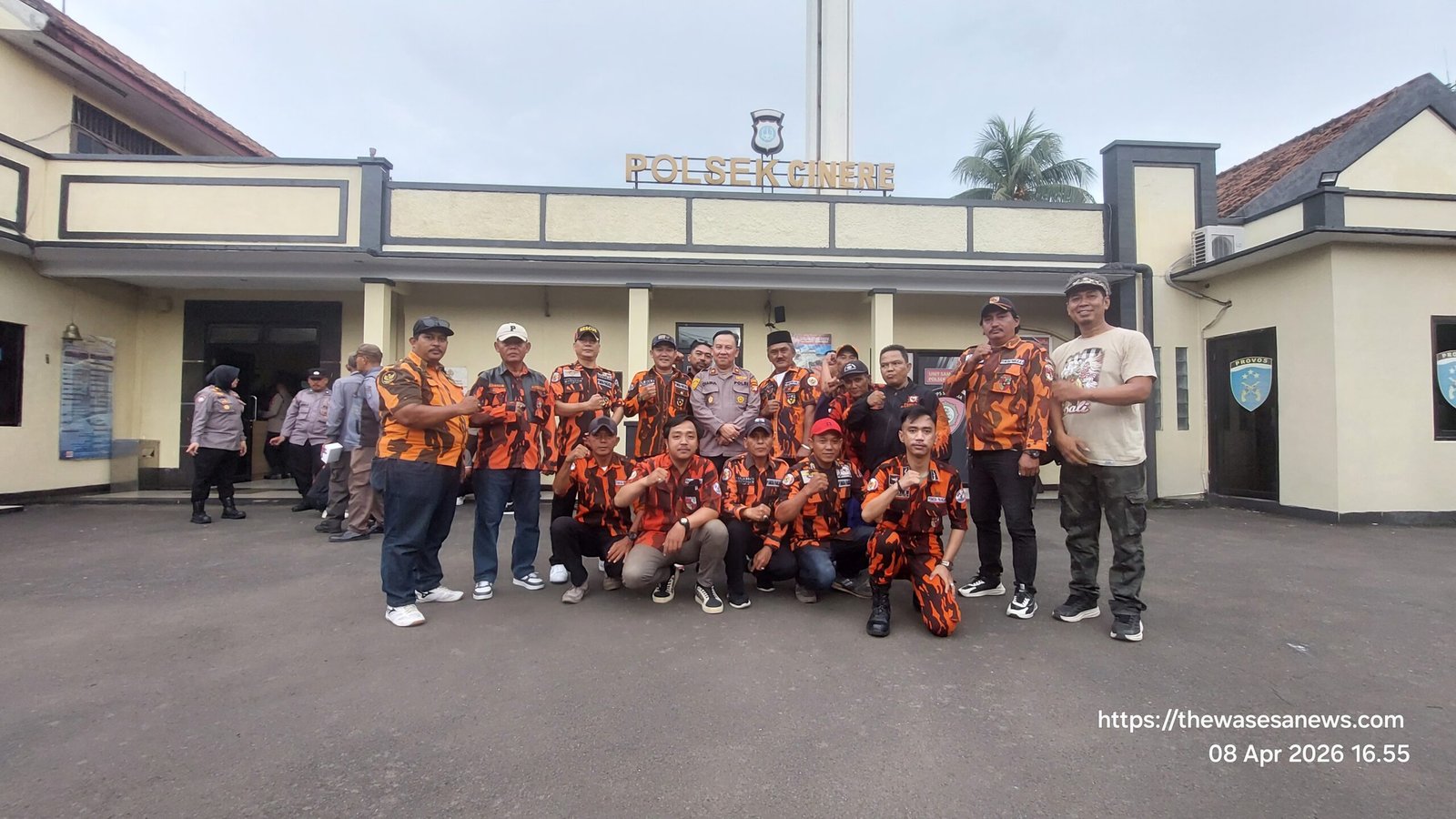 Kapolsek sesi Foto bersama dengan ormas pemuda pancasila. - thewasesanews.com