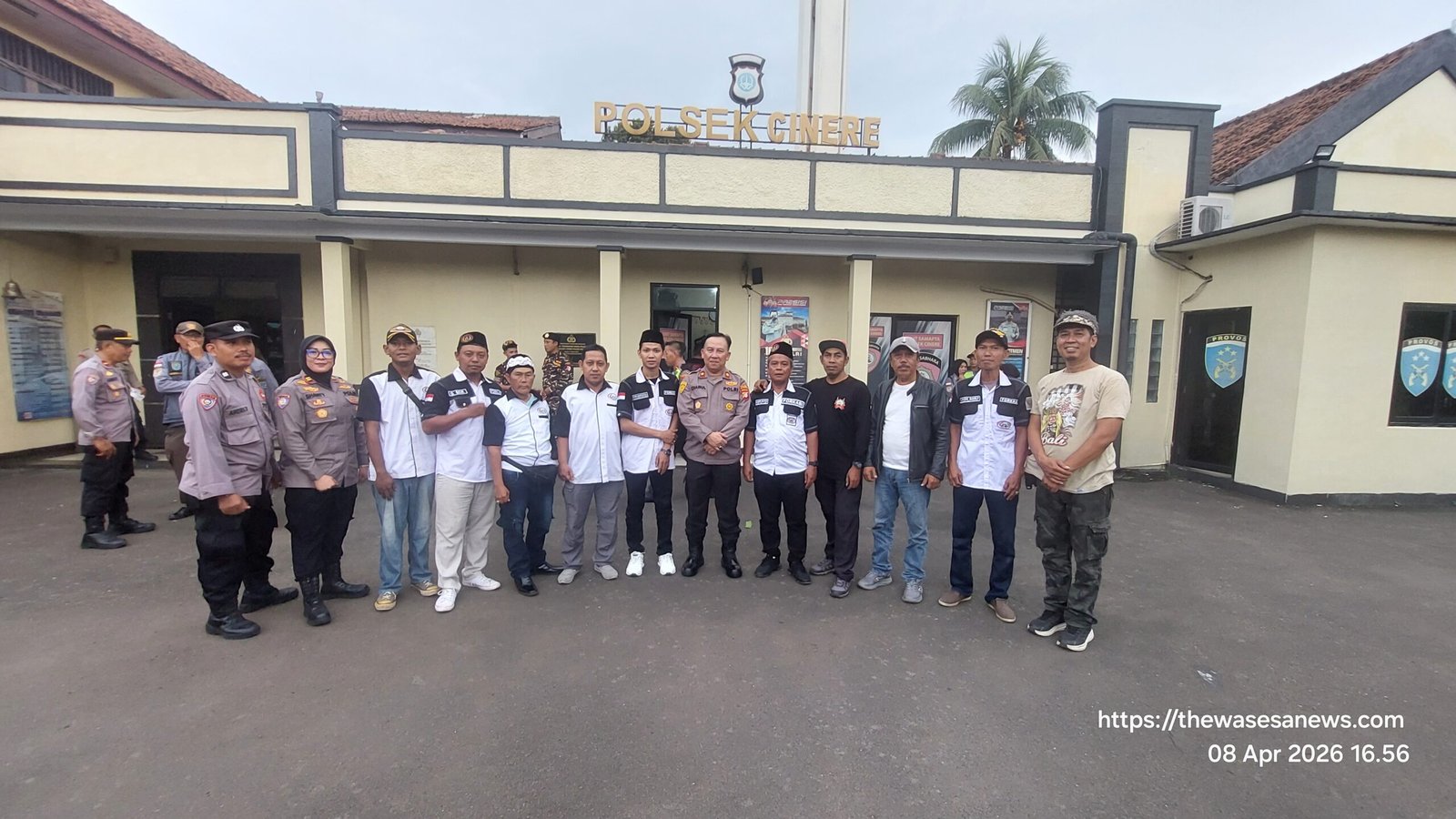 Kapolsek sesi foto bersama ormas forkabi. -  thewasesanews.com