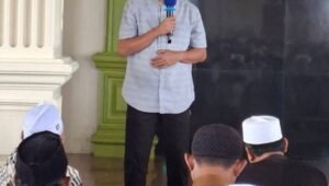 Momen Bupati Halmahera Tengah Jamin Keamanan saat menyampaikan arahan pasca bentrokan warga kepada jemaah Shalat Jum'at di Masjid Agung Darussalam Weda pada 10 April 2026. - thrwasesanews.com