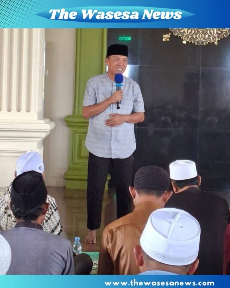 Momen Bupati Halmahera Tengah Jamin Keamanan saat menyampaikan arahan pasca bentrokan warga kepada jemaah Shalat Jum'at di Masjid Agung Darussalam Weda pada 10 April 2026. - thrwasesanews.com