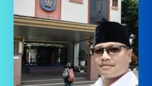 Dimas Wahyu, S.H, S.Pid Direktur LBH Hatimau Raya Di Kantor Walikota Depok Untuk Menyerahkan Surat Somasi. - Thewasesanews.com