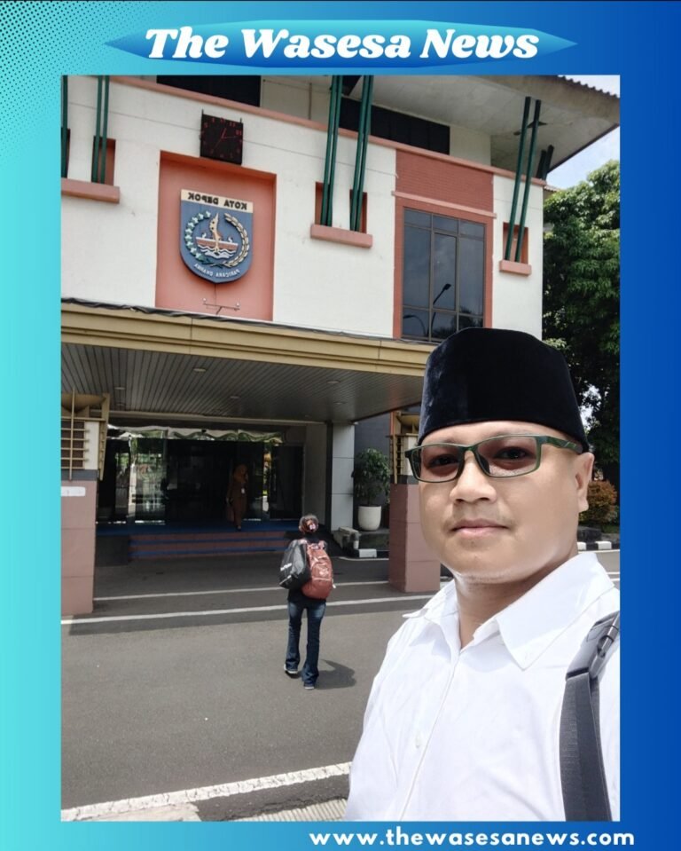 Dimas Wahyu, S.H, S.Pid Direktur LBH Hatimau Raya Di Kantor Walikota Depok Untuk Menyerahkan Surat Somasi. - Thewasesanews.com