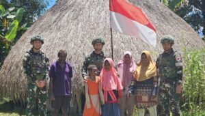 Prajurit bersama warga menerapkan program Honai Sehat Satgas Yonif 521/DY melalui karya bakti pembersihan lingkungan pemukiman adat di Distrik Walesi, Kabupaten Jayawijaya.- thewasesanews.com