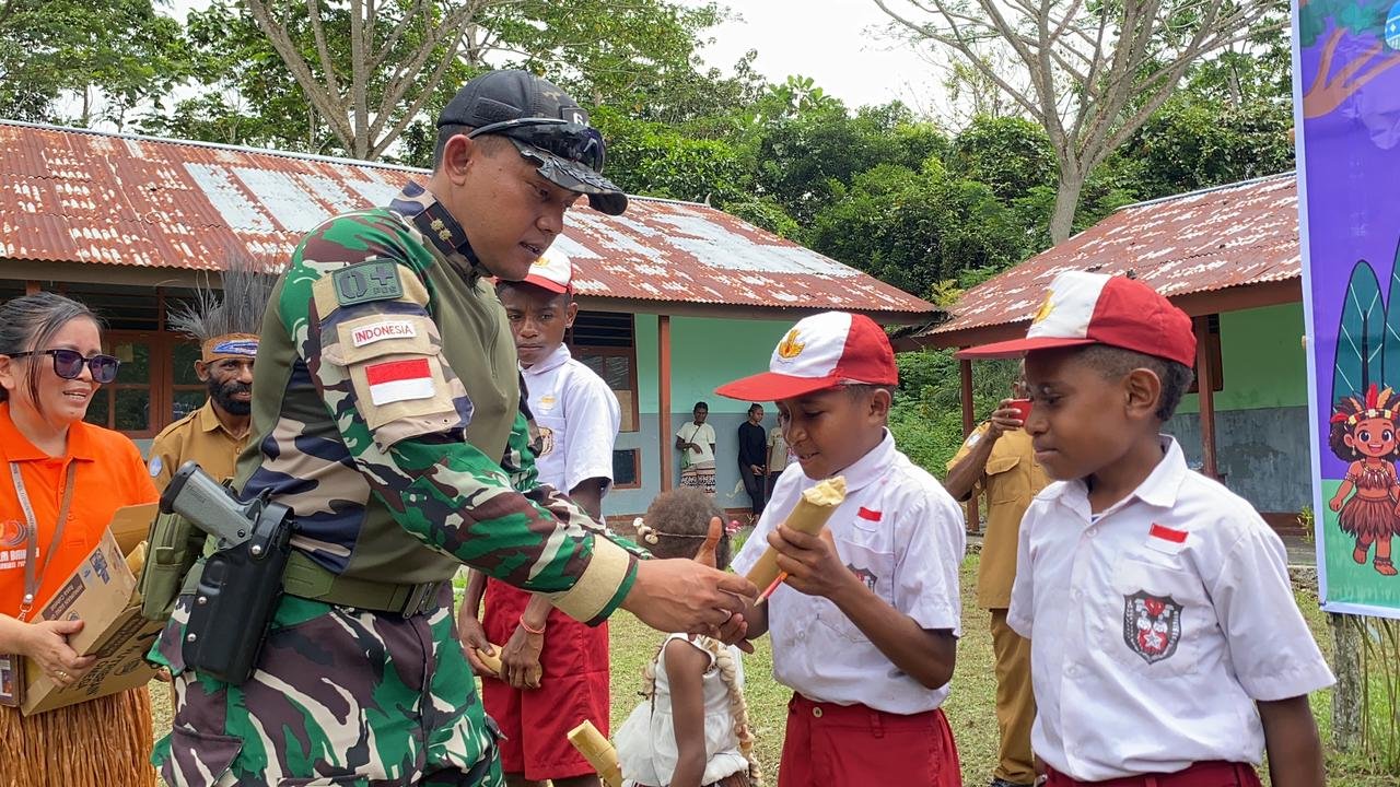 Dansatgas Yonif 643/Wns Letkol Inf Adhi Sumarno saat memberikan motivasi literasi kepada siswa SD YPPK Kanandega, perbatasan Papua. - thewasesanews.com