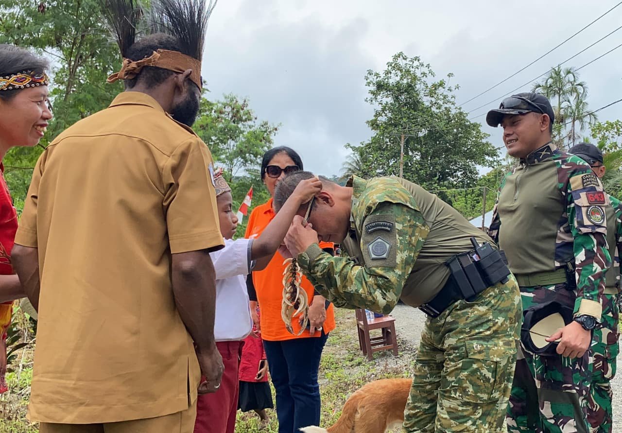 Dansatgas Yonif 643/Wns Letkol Inf Adhi Sumarno saat memberikan motivasi literasi kepada siswa SD YPPK Kanandega, perbatasan Papua. - thewasedsnews.com