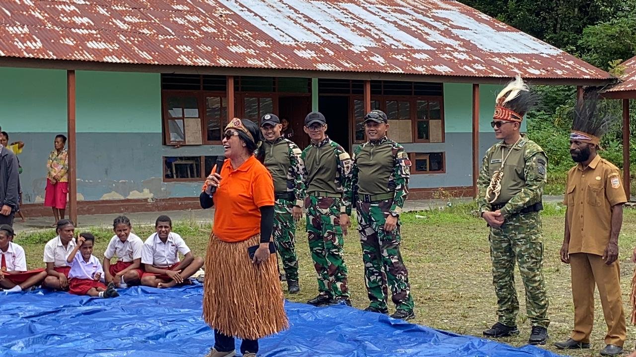 Dansatgas Yonif 643/Wns Letkol Inf Adhi Sumarno saat memberikan motivasi literasi kepada siswa SD YPPK Kanandega, perbatasan Papua. - thewasesanews.com