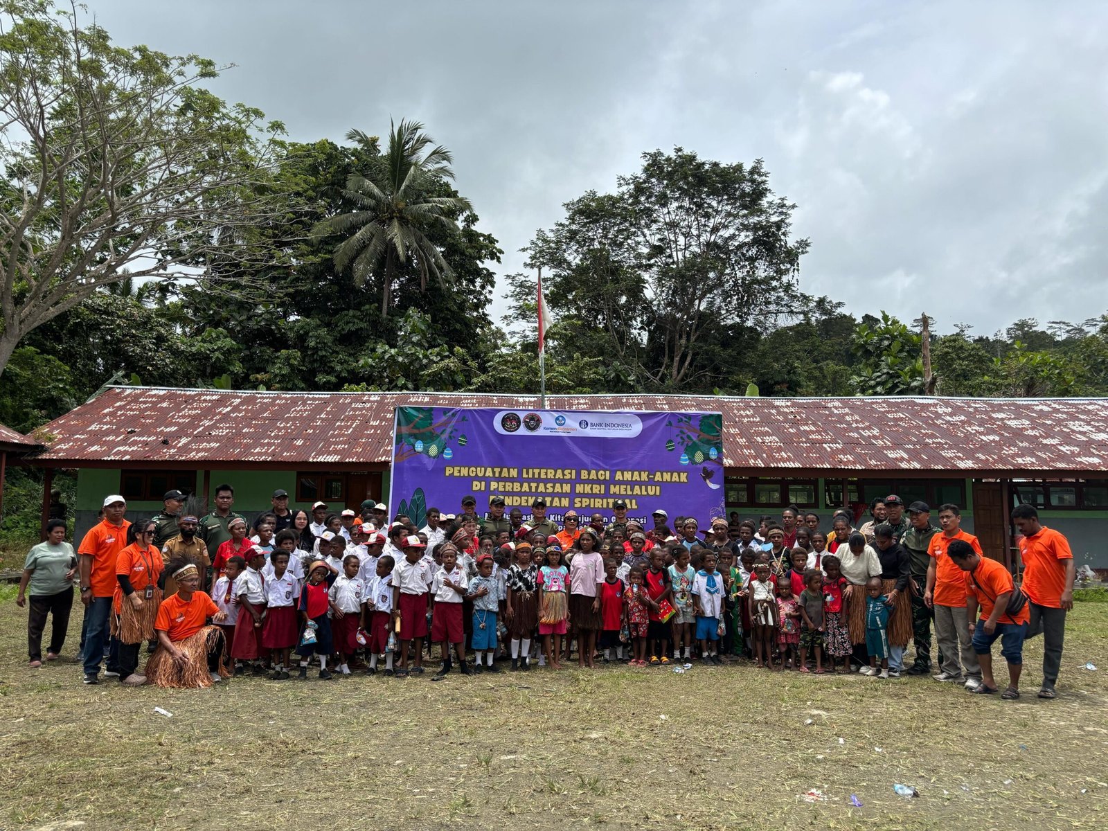 Dansatgas Yonif 643/Wns Letkol Inf Adhi Sumarno saat memberikan motivasi literasi kepada siswa SD YPPK Kanandega, perbatasan Papua. - thewasesanews.com