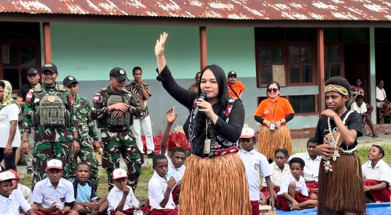 Dansatgas Yonif 643/Wns Letkol Inf Adhi Sumarno saat memberikan motivasi literasi kepada siswa SD YPPK Kanandega, perbatasan Papua. - thewasesanews.com