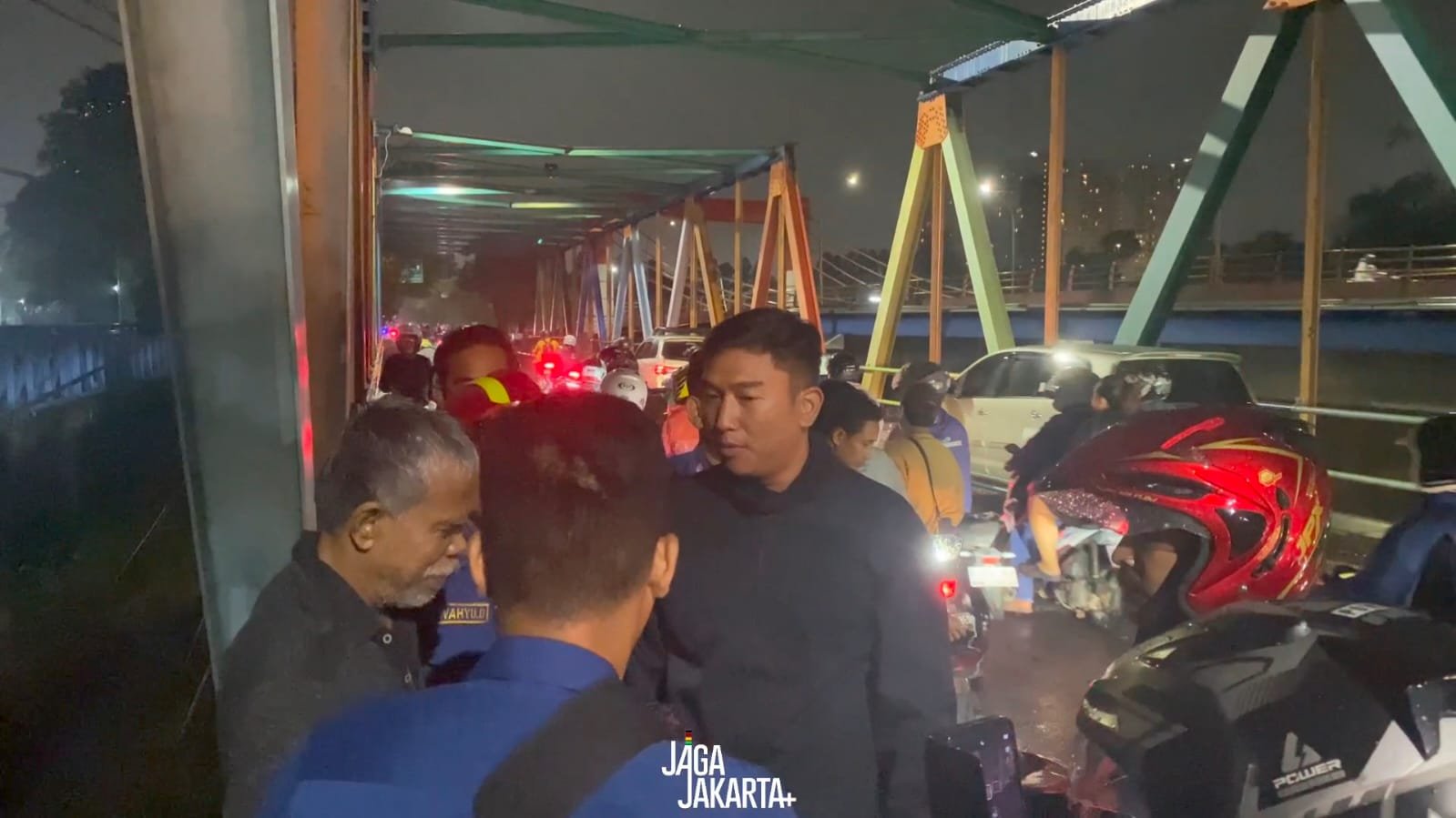 Detik-detik petugas Polres Metro Tangerang Kota melakukan negosiasi penyelamatan pria yang hendak melompat dari Jembatan Cisadane. - thewasesanews.com