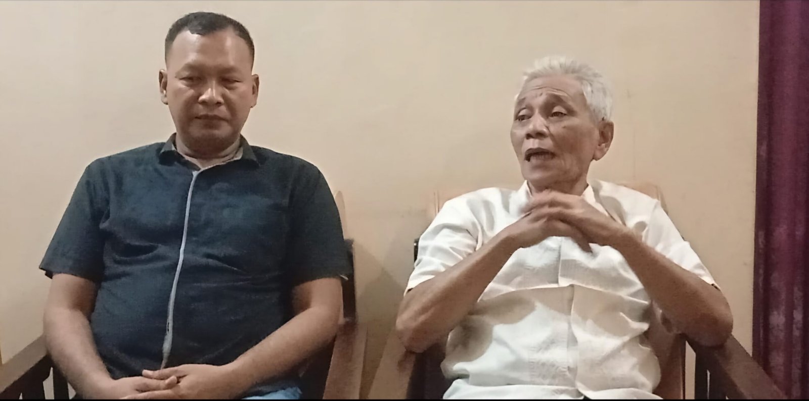 Ketua Siskommas Jatinegara Ahmad Arif Rifai saat bersilaturahmi dan berdialog hangat dengan sesepuh H. Jasman di Jakarta Timur. - thewasesanews.com