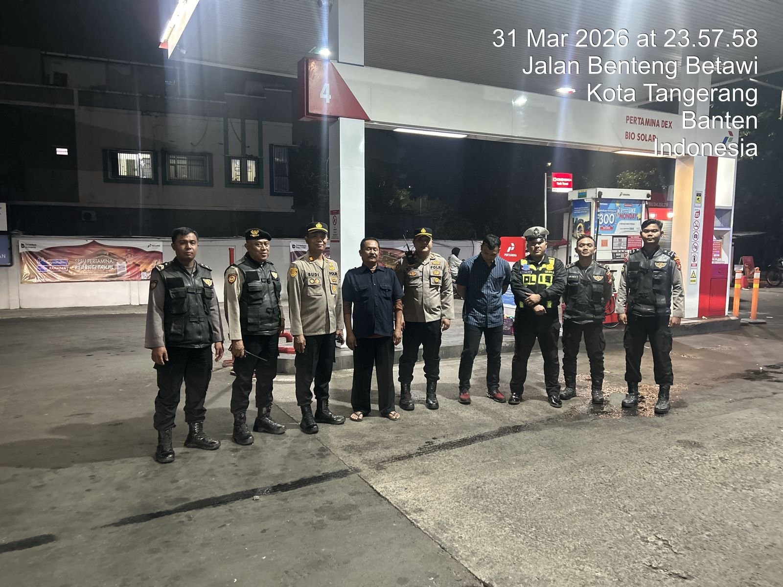 Personel Polres Metro Tangerang Kota sedang melakukan pemantauan stok BBM di salah satu SPBU strategis di Kota Tangerang. - thewasesanews.com