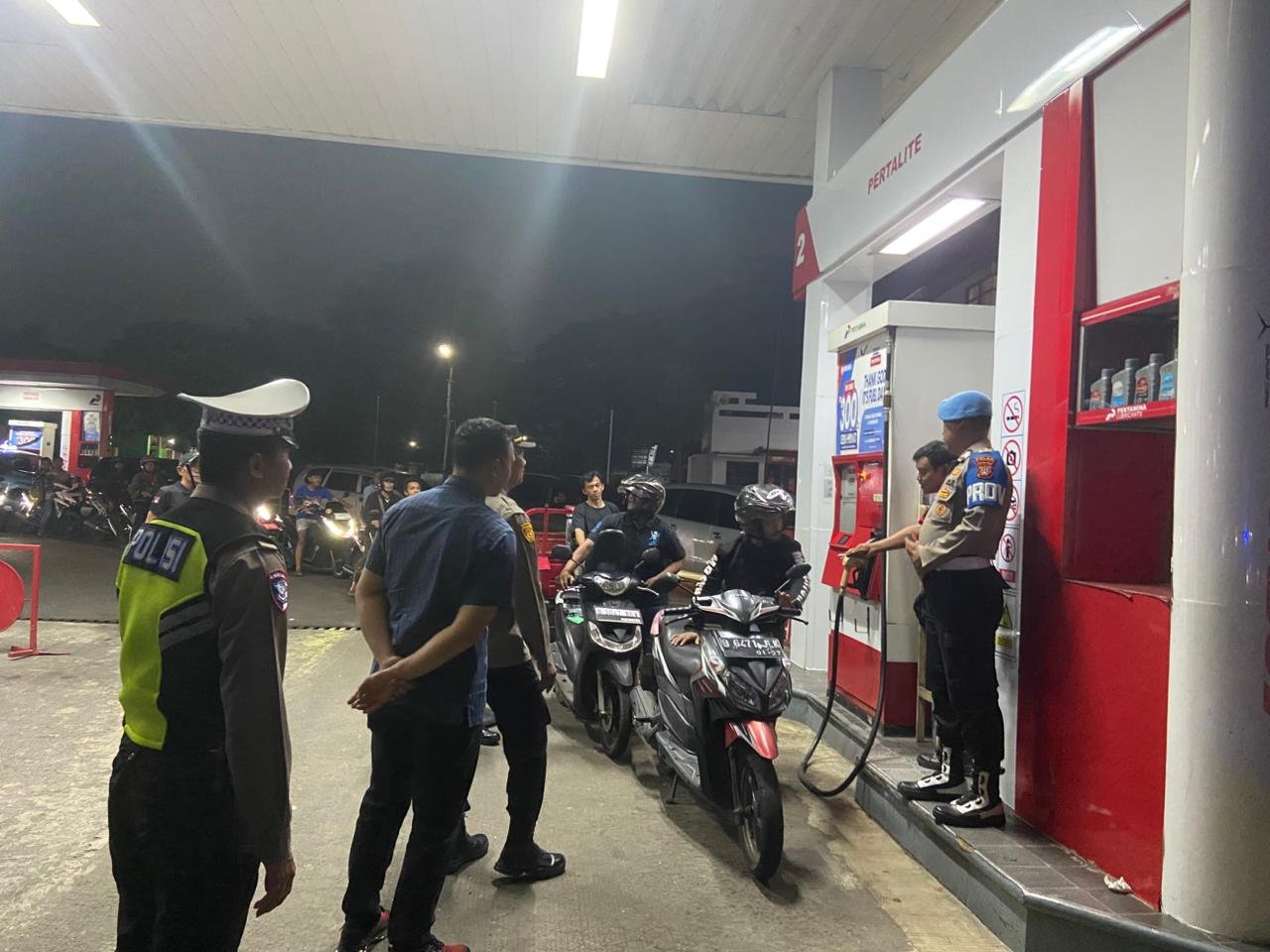Personel Polres Metro Tangerang Kota sedang melakukan pemantauan stok BBM di salah satu SPBU strategis di Kota Tangerang. - thewasessnews.com