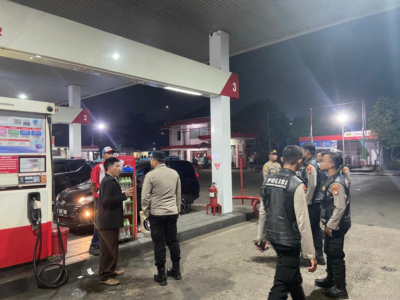 Personel Polres Metro Tangerang Kota sedang melakukan pemantauan stok BBM di salah satu SPBU strategis di Kota Tangerang. - thewasesanews.com