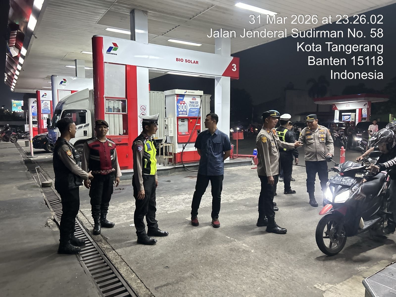 Personel Polres Metro Tangerang Kota sedang melakukan pemantauan stok BBM di salah satu SPBU strategis di Kota Tangerang. - thewasdsanews.com