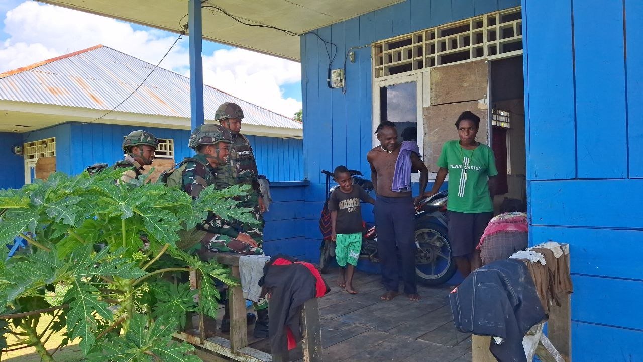 Prajurit Satgas Yonif 521/DY sedang berdialog akrab dengan warga di depan rumah dalam kegiatan Komsos di Distrik Kobakma. - thewasesanews.com