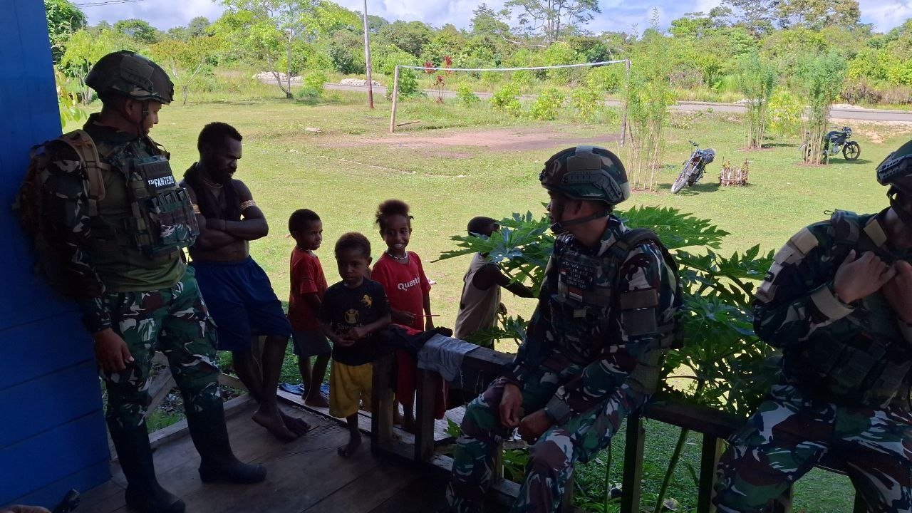 Prajurit Satgas Yonif 521/DY sedang berdialog akrab dengan warga di depan rumah dalam kegiatan Komsos di Distrik Kobakma. - thewasesanews.com